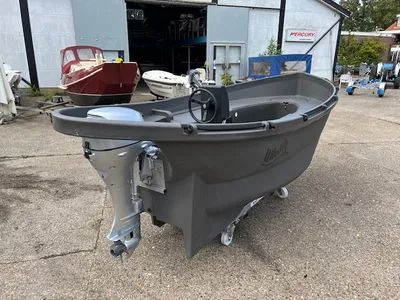 kleine kunststof boot op rolwagen in werf