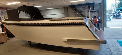 witte sloep in showroom met kap