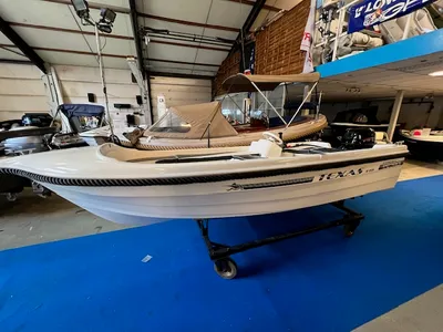 Boot in hal op blauwe vloer