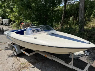 speedboot op trailer bij groene achtergrond