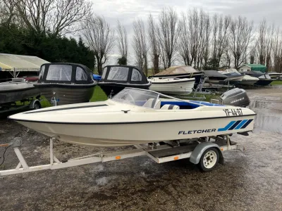 speedboot op trailer in buitenopslag