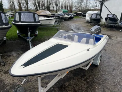 witte speedboot op trailer in bootstalling