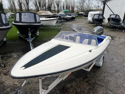 speedboot op trailer in jachthaven