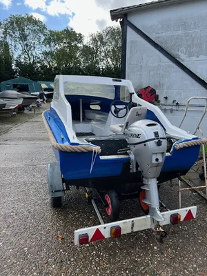 blauwe motorboot op trailer