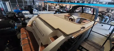 Tender in binnenstalling met zonnedek