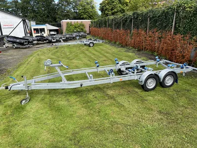 trailer voor boot op grasveld