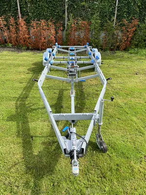 trailer op gras, frontale weergave