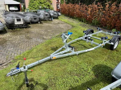 aanhangwagen trailer op gras bij boten