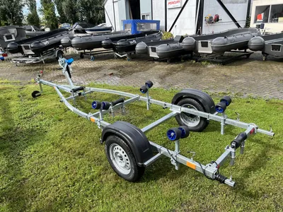 boottrailer chassis op gras met rollen