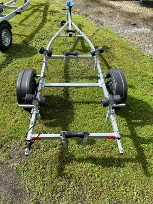 aanhanger voor boot op gras, bovenaanzicht