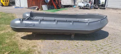 grijze opblaasbare boot op terrein