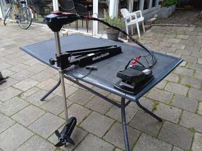boegmotor op metalen tafel buiten