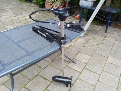 elektrische boegmotor op tafel buiten
