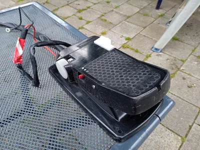 voetbediening boegmotor op tafel