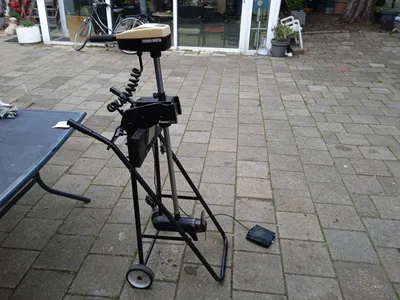 elektrische buitenboordmotor op standaard