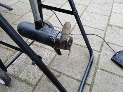 elektrische voortstuwingsmotor met schroef op standaard