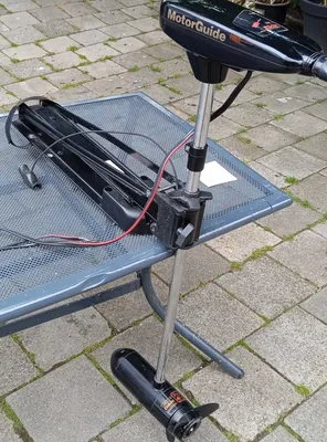 elektrische boegmotor op tafel en stoep