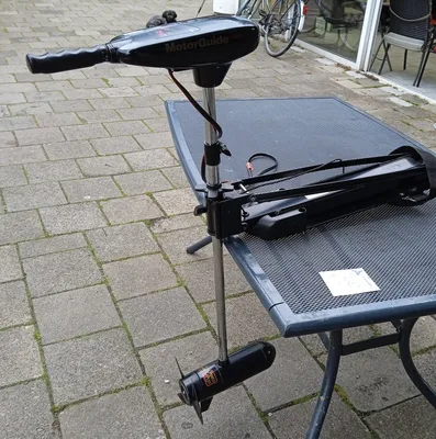 elektrische boegmotor op tafel buiten
