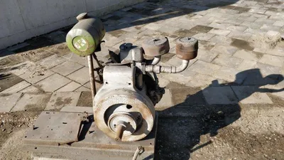 stationaire dieselmotor op tegels