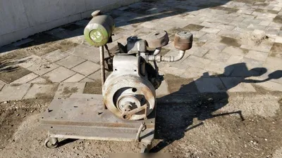 oude stationaire dieselmotor op wielen