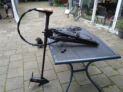 boegmotor met kabels op metalen tafel buiten