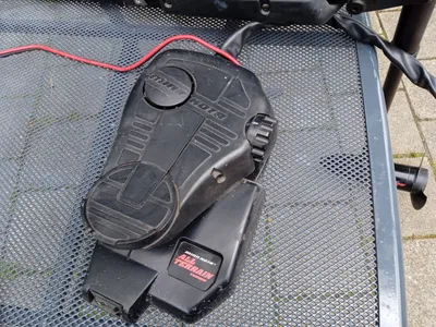 boegmotor op metalen tafel