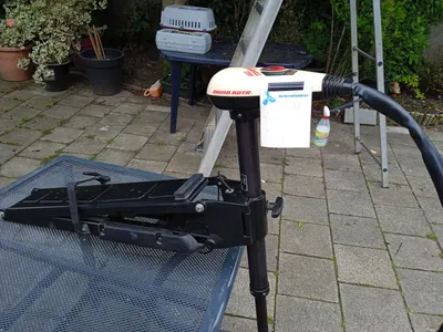 elektrische boegmotor op tafel