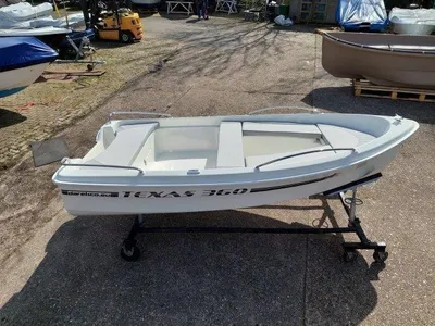 witte sloep op dolly in opslagterrein