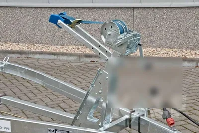 voorkant trailer met lier en steun