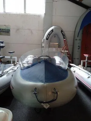 opblaasbare rib in showroom