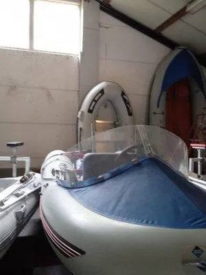 Rubberboot in opslagloods