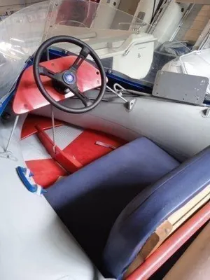 interieur van kleine boot met stuur en zitbank