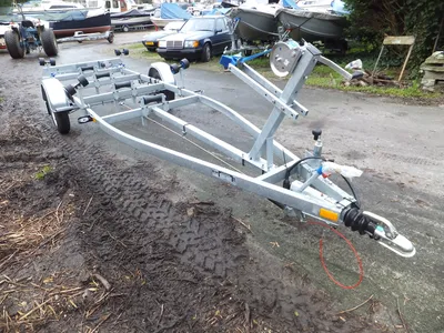 boottrailer op grond in opslag