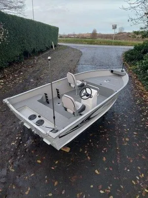 kleine aluminium motorboot op oprit