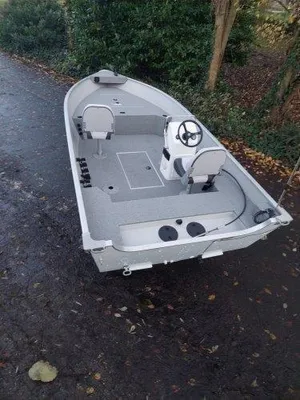 open boot op land met stuurconsole en stoelen
