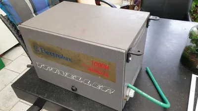 grijze draagbare generator op tafel