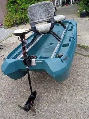 kleine visboot met trollingmotor en stoelen