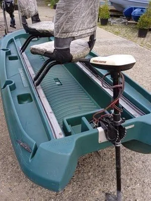 kleine visboot met twee stoelen en elektromotor