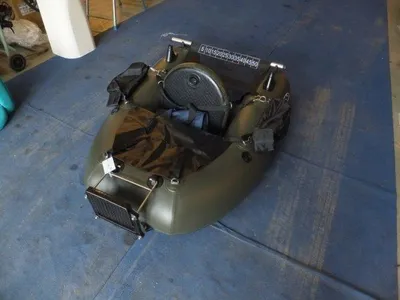 groene bellyboat op binnenvloer