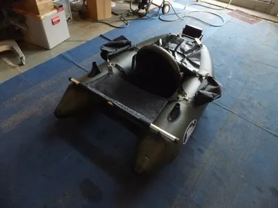 opblaasbare bellyboat op vloer in garage