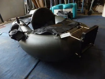 opblaasbare bellyboat op binnenvloer