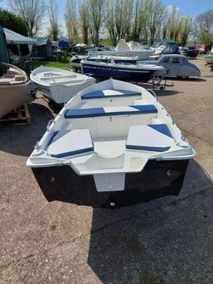 open recreatieboot met kussens buiten