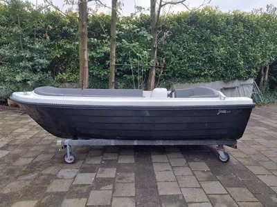 open boot op kar op bestrate oprit