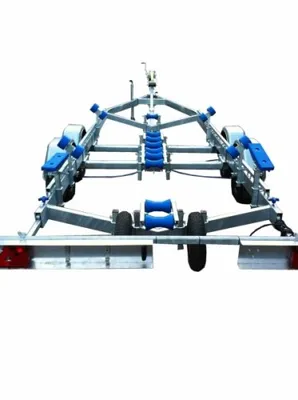 boottrailer op witte achtergrond