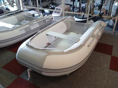 opblaasbare rubberboot in showroom