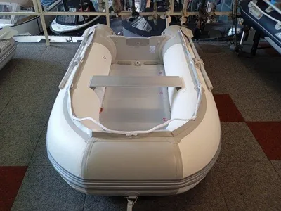 rubberboot met aluminium vloer in showroom