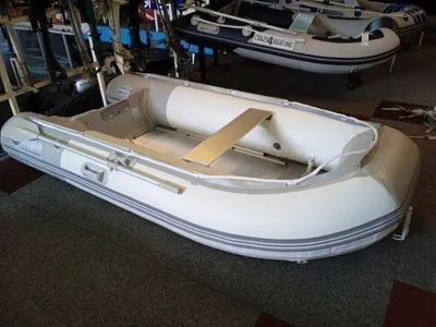 witte rubberboot in showroom