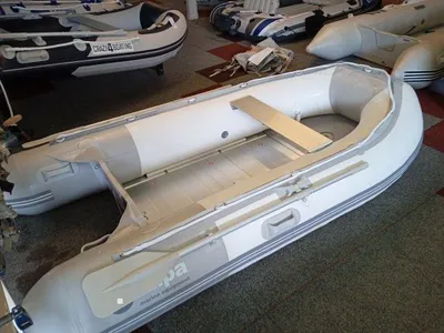 opblaasbare rubberboot in showroom