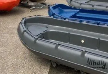 meerdere kleine boten op opslagterrein