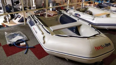 opblaasbare boot in showroom